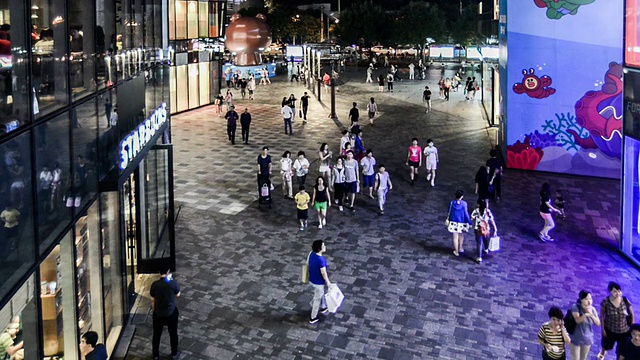 中国北京，2014年8月13日:年轻人的时尚漫步在中国北京的三里屯购物中心视频素材