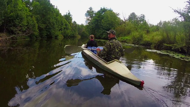几名游客在河上划船，野外自然，主动休息视频下载
