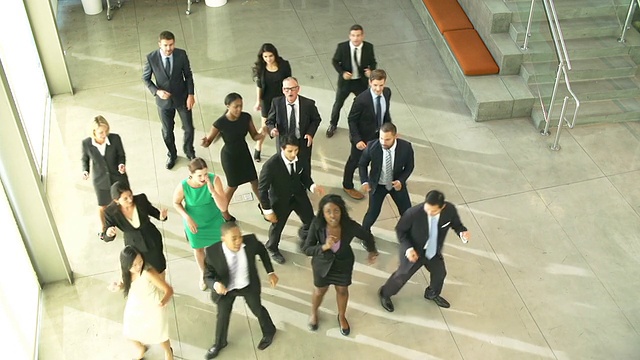 商人和女商人在办公室大厅跳舞视频素材