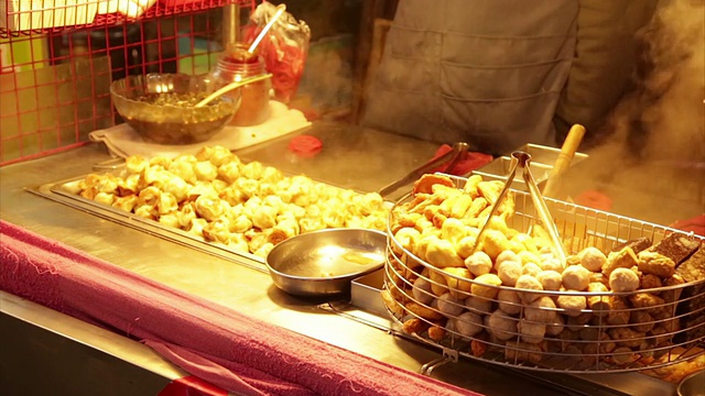台湾夜市的饺子烧烤摊贩视频下载