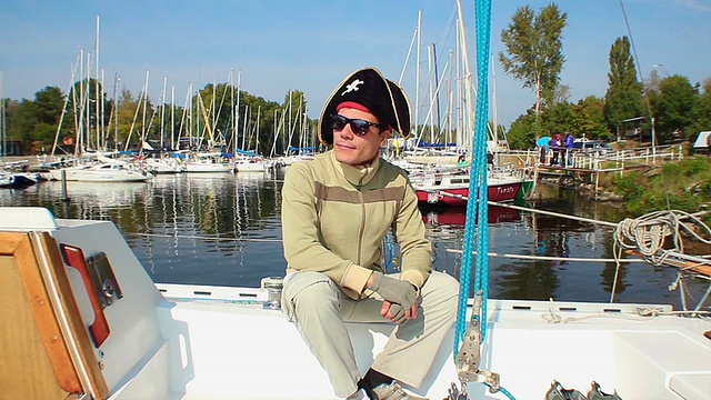 阳性男性，戴着黑色海盗帽，游艇，度假，旅游视频下载