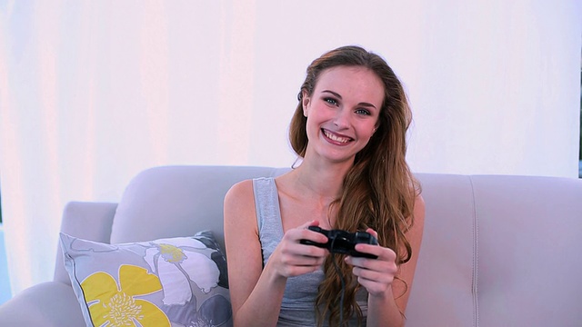 快乐的模特在沙发上玩电子游戏视频下载