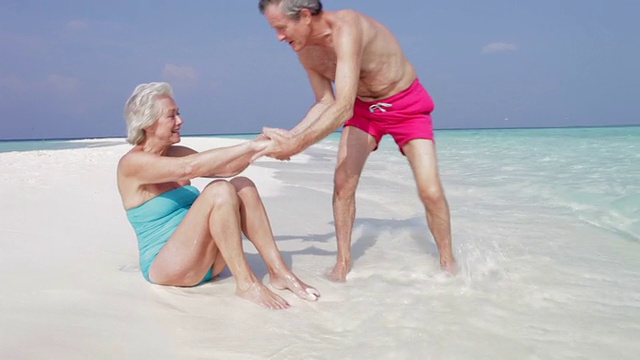 坐在美丽海滩上的老年夫妇视频下载
