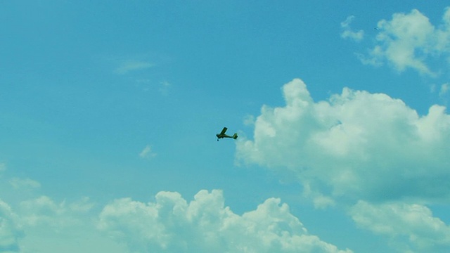 高空滑翔机拖曳飞机视频下载