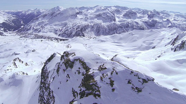 天线:在雪山的山脊上飞行视频素材