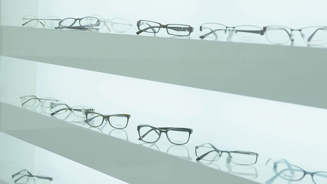 眼科诊所架子上的眼镜视频下载