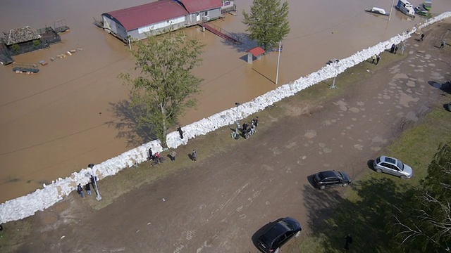 2014年，塞尔维亚的志愿者和士兵正在填沙袋以阻止洪水。视频素材