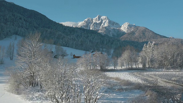 AERIAL:河流流经欧洲阿尔卑斯山的雪山山谷视频素材