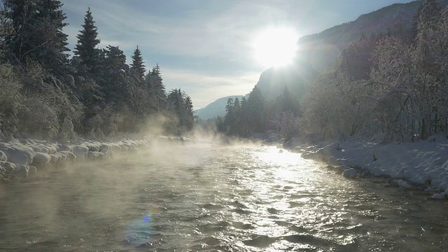天线:冬天早晨，雪河上的薄雾视频素材