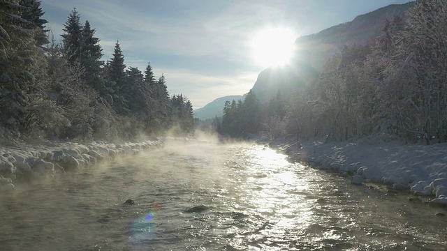 天线:冬天早晨雾蒙蒙的河视频素材