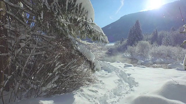 AERIAL:美丽的冬季风景中的湖泊视频素材