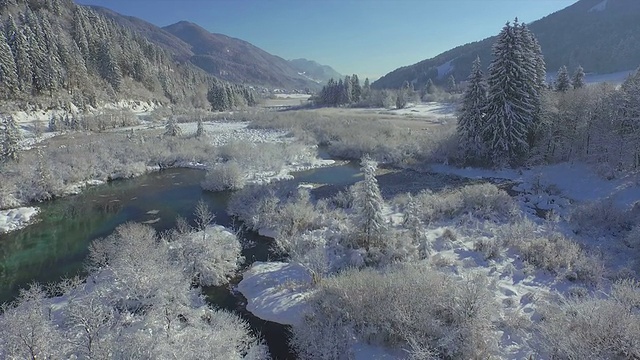 天线:雪山山谷里美丽的冬湖视频素材