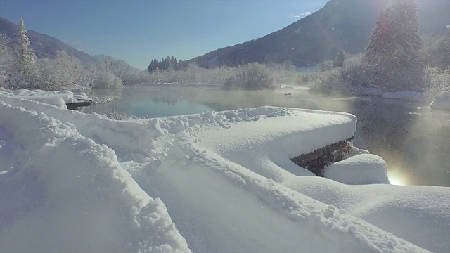 天线:冬季仙境里美丽的翡翠湖视频素材