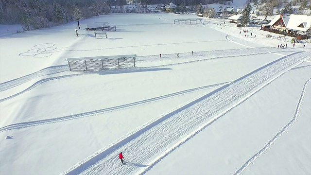 航拍:山谷越野滑雪视频素材