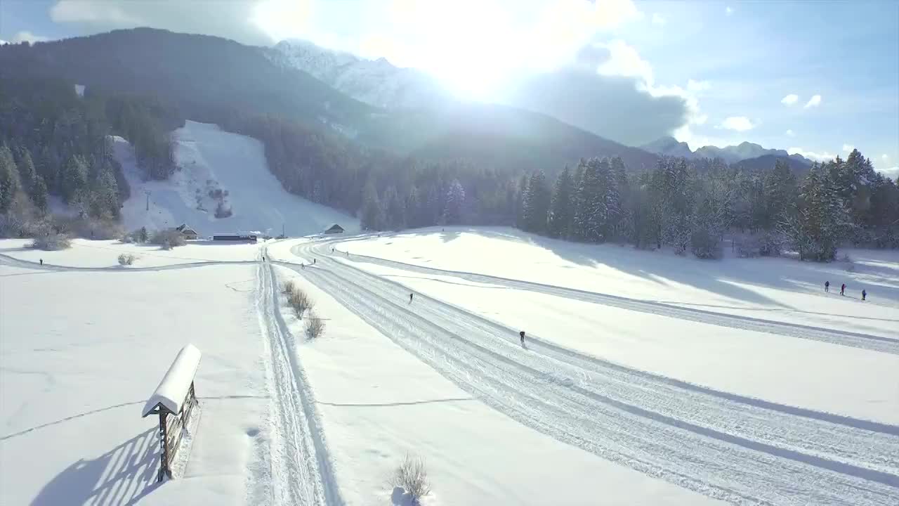 天线:飞越越野滑雪者视频素材
