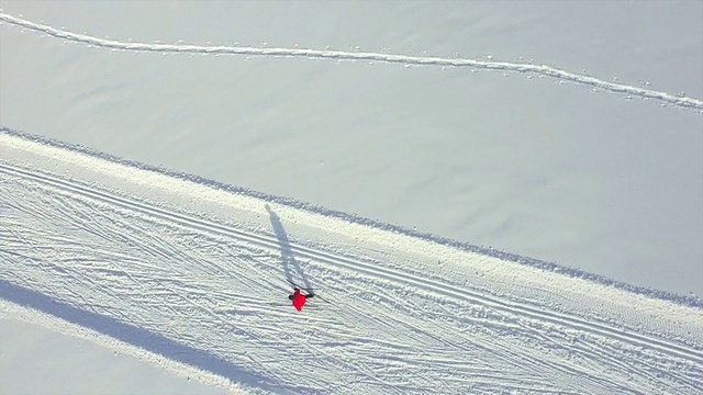 天线:冬季越野滑雪者视频素材