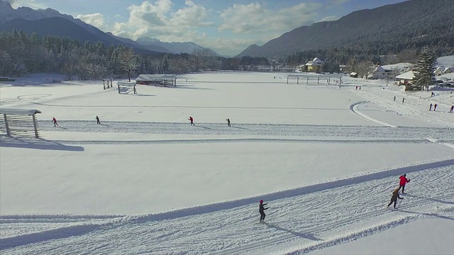 天线:人们在阳光明媚的冬天越野滑雪视频素材