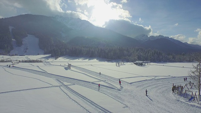 天线:在雪地上越野滑雪视频素材