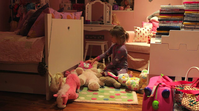 女孩在卧室安排玩具的延时序列视频素材