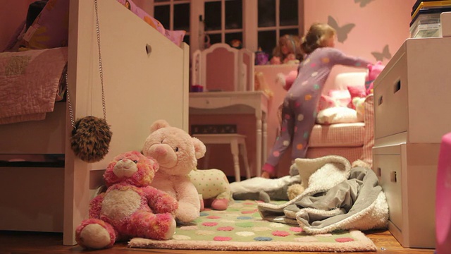 女孩在卧室里玩玩具的延时序列视频素材
