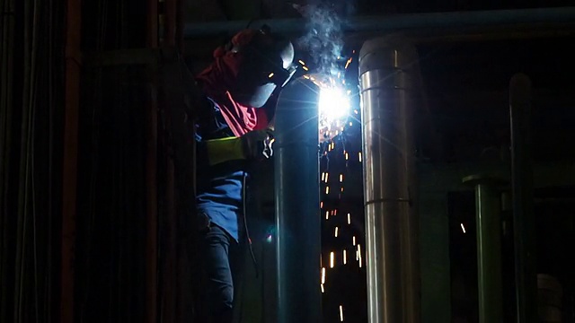 工业工人在工业工厂焊接。视频素材
