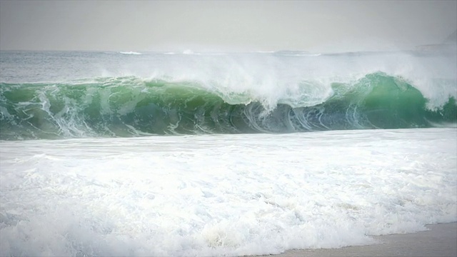 海浪拍打着海岸视频下载
