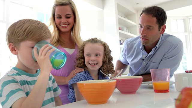 一家人一起在厨房吃早餐视频素材