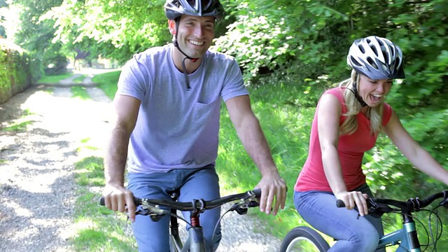 在乡下骑自行车的年轻夫妇视频素材