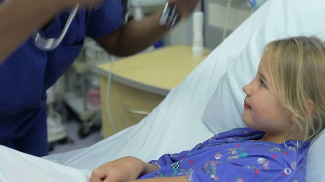 重症监护室的小女孩和女护士谈话视频下载