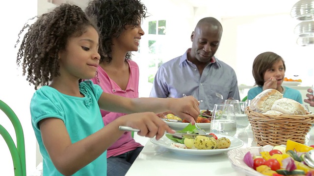 多代非洲裔美国人在家里吃饭视频素材