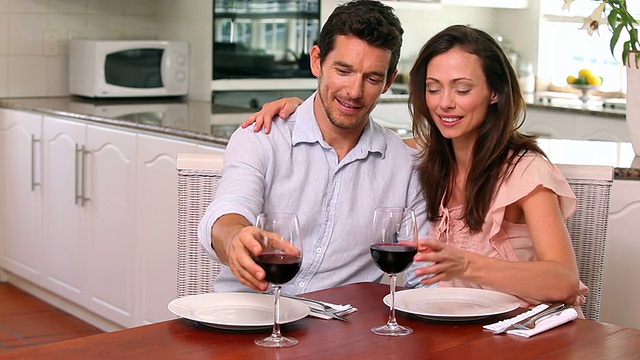 幸福的情侣一起喝红酒视频素材