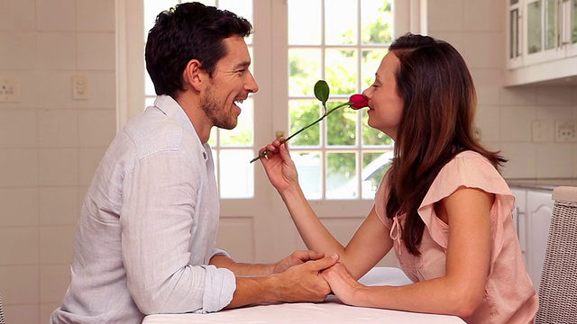 快乐的男人送给伴侣一朵玫瑰视频素材