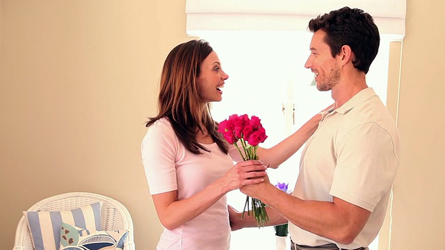 男子用玫瑰给女友一个惊喜视频素材