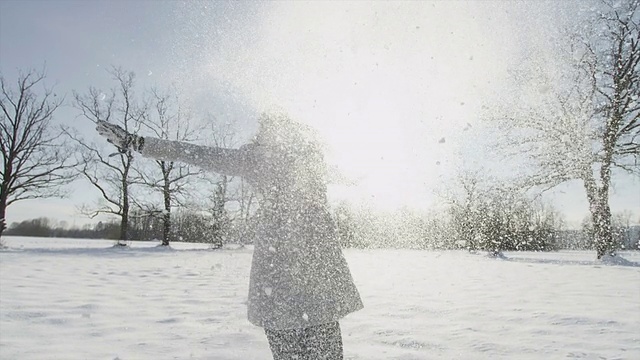 慢镜头:快乐的年轻女子在玩雪视频下载