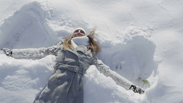 雪地里的女人视频素材