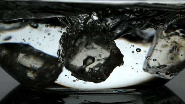 冰块掉进一碗水里视频素材