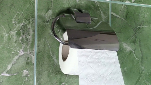 从墙上安装的铝厕纸架展开厕纸视频素材