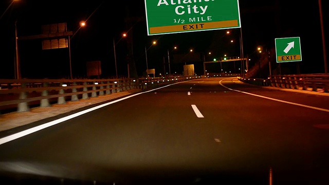 夜间行驶在高速公路/州际公路上，纽耶西大西洋城出口标志视频下载