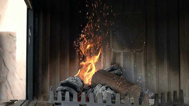 漂亮的小火在壁炉里燃烧得很轻视频素材