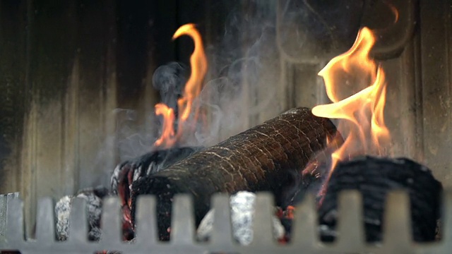煤块被火烧掉了视频素材