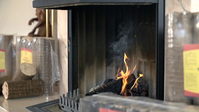 煤块在燃烧，在壁炉里冒出一些烟视频下载
