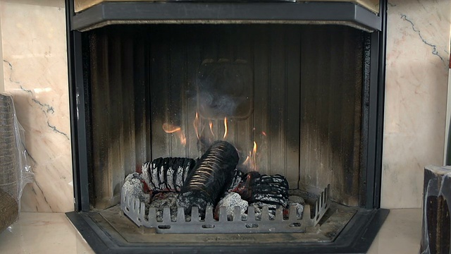 壁炉和燃烧的煤球视频素材