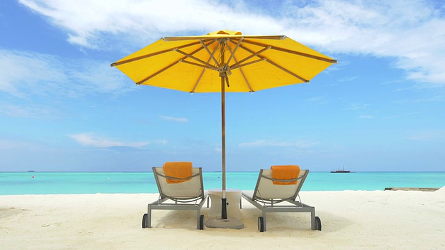 马尔代夫异国情调的海滩上空荡荡的躺椅视频素材