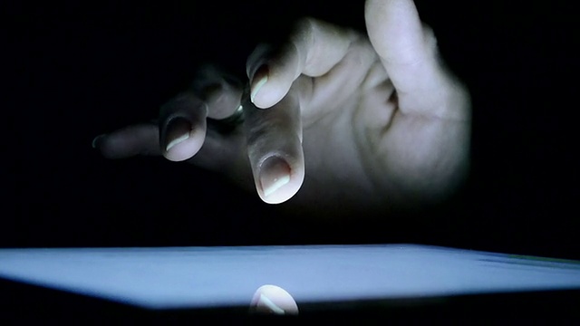 手指触摸平板电脑触摸屏在黑暗视频下载