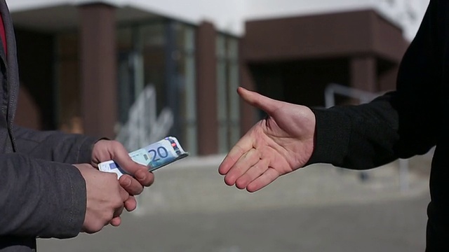 人们互相传递欧元纸币。慢动作视频下载