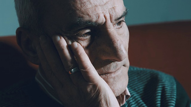 悲伤的男人:横向照明的老沮丧的男人肖像视频素材