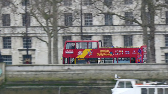 红色的伦敦公共汽车，上面有一些乘客视频下载