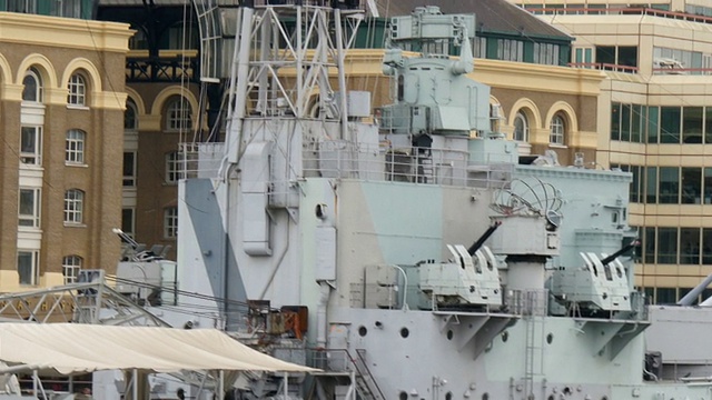 码头上的巨大贝尔法斯特战舰视频素材