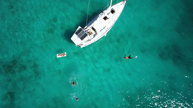 人们在帆船上放松的空中慢动作视频视频素材