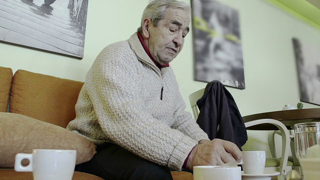 一位老人在咖啡馆喝咖啡视频素材